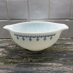 Pyrex 2.5 qt. Cinderella “Snowflake Blue” mixing bowl